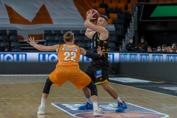 在场上更有 在场上更有