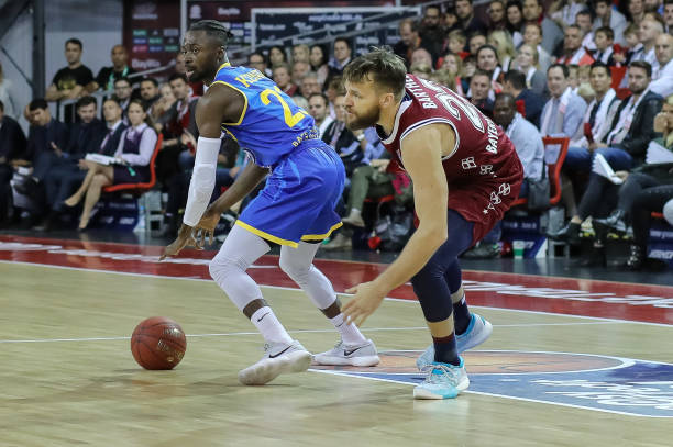 球竞争日益 球竞争日益